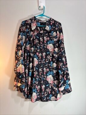 Torrid Women’s Black Floral Long-Sleeve button up blouse. 1109